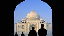 Romantic Honeymoon Tour In Taj Mahal Suroundings