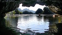 Trang An Boat Ride and Hoa Lu Temples