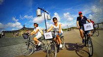 Bordeaux Essentials Sightseeing Bike Tour with a Local Guide