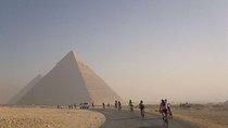  Layover tour to Giza Pyramids & Egyptian museum