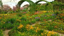 Private day tour to Giverny Gardens and Rouen from Paris