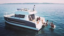 1H power catamaran up to 18 people in Lisbon