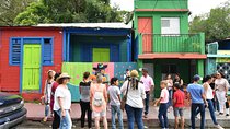 Street art walking tour in Santiago (art walk)