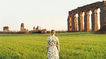 Rome: Professional photoshooting in the acqueduct park with historical anecdotes