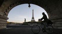 Private electric bike across the Paris Wonders (night ) 