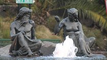 Walking tour through Santiago