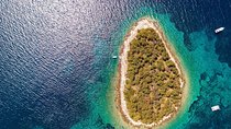 Private 3 islands Tour With Speed boat to Blue Lagoon and Solta from Split or Trogir