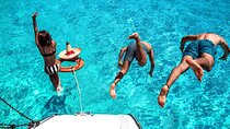 Catamaran Sailing To Islas Mujeres With Luxury Beach Club