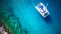 Live this unique experience. Catamaran to Isla Mujeres Tour. Open Bar included.