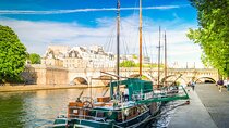 Paris Scavenger Hunt and Highlights Self-Guided Tour