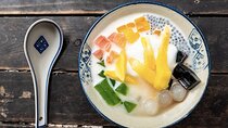 Hanoi: 7 Tasting Street Food Walking Tour and Train Street