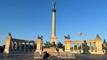 4-hour private walking tour on the PEST side