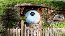 3 Day Hobbiton Rotorua Waiotapu Taupo and Waitomo Caves Tour