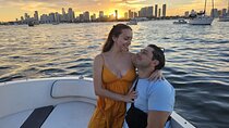 2 hrs Miami Private Boat Tour with Cooler, Ice, Bluetooth Stereo