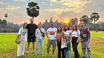 Small-Group Explore Angkor Wat Sunrise with Tour Guide 