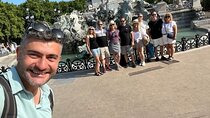Private Bordeaux Walking Tour with La Cite du Vin and a Canelé