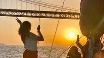 Lisbon Sunset Sailing Cruise with a Drink-2h Small Group Tour 
