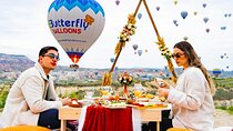 Breakfast with a balloon view in the valley