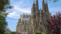 Sagrada Familia: Fast Track Guided Tour with optional Tower
