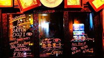 Cheers! Bar hopping tour w/ a Local Guide in Shinjuku GoldenGai