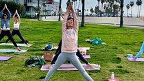 Vinyasa Yoga Class on the Beach in Santa Monica in French