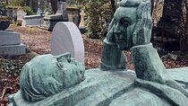 Who Killed Victor ? Inquiry at the Père Lachaise Cemetery