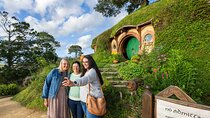  Hobbiton and Waitomo Caves Small Tour from Auckland