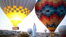 Private Photoshoot with Balloons in Cappadocia