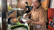 Phnom Penh Night Tuk Tuk Adventure and Local Food Tasting Tour