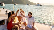 Santorini: Caldera Catamaran Sail & Swim with Lunch