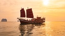 Private Group Tour on a Classic Junk Boat with BBQ Seafood Dinner