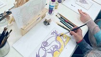 Paint tiles and create unique pieces in an art gallery in Lisbon