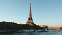 Eiffel Tower Access up to the Summit with Host