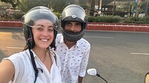 Sightseeing on motorbike with a local artist in Jaipur