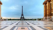 Paris Eiffel Tower City Tour with a Parisien 
