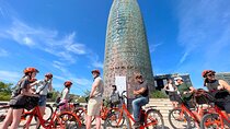 Barcelona Bike Tour with Local Guide through the Best Highlights 