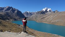 Lagoon Singrenacocha Treasure hidden in snowy Ausangate