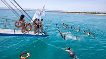  Athens: Island Swimming Day Cruise—DJ, Lunch & Drinks incl.