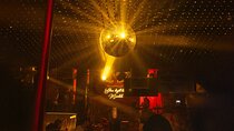 Madness tour bar crawl Playa del carmen open bar