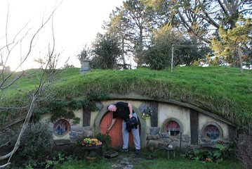 2-Day Hobbiton, Rotorua, Waitomo Caves Tour from Auckland with Accommodation