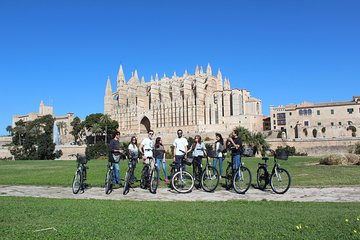 Palma de Mallorca 3-Hour Highlights and Tapas Tasting Bike Tour