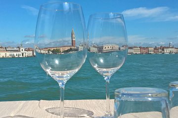 Venice 'Bacari' Evening Tour: Wine, Culture, and Snacks - T7