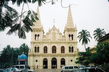 Explore Cochin on foot, lunch included