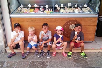 Illuminated Venice Tour for Kids & Families with Gelato & Sfogliatina Biscuit