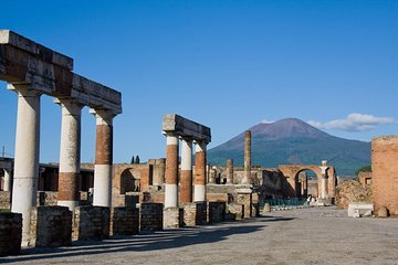 Pompeii and Vesuvius Small Group Tour From Naples with Pizza