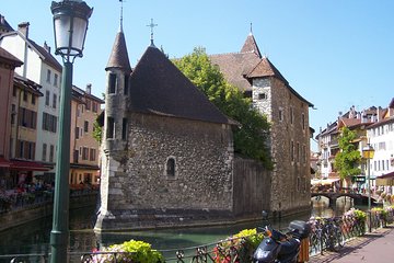 Pérouges & Annecy Private Day Trip with Food Tasting from Lyon