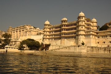 Udaipur Guided sightseeing Tour in Three wheeled Tuk Tuk 