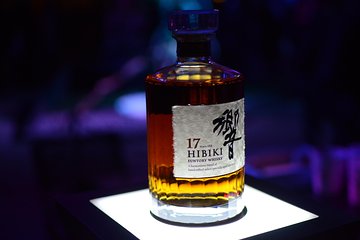 Japanese Whisky Tasting Experience at Local Bar in Tokyo