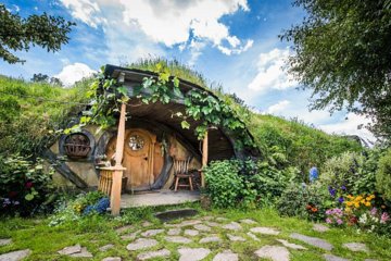 Hobbiton Movie Set Small Group Fully Guided Day Tour from Auckland