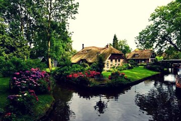 Giethoorn Day Tour from Amsterdam with Small Boat Ride